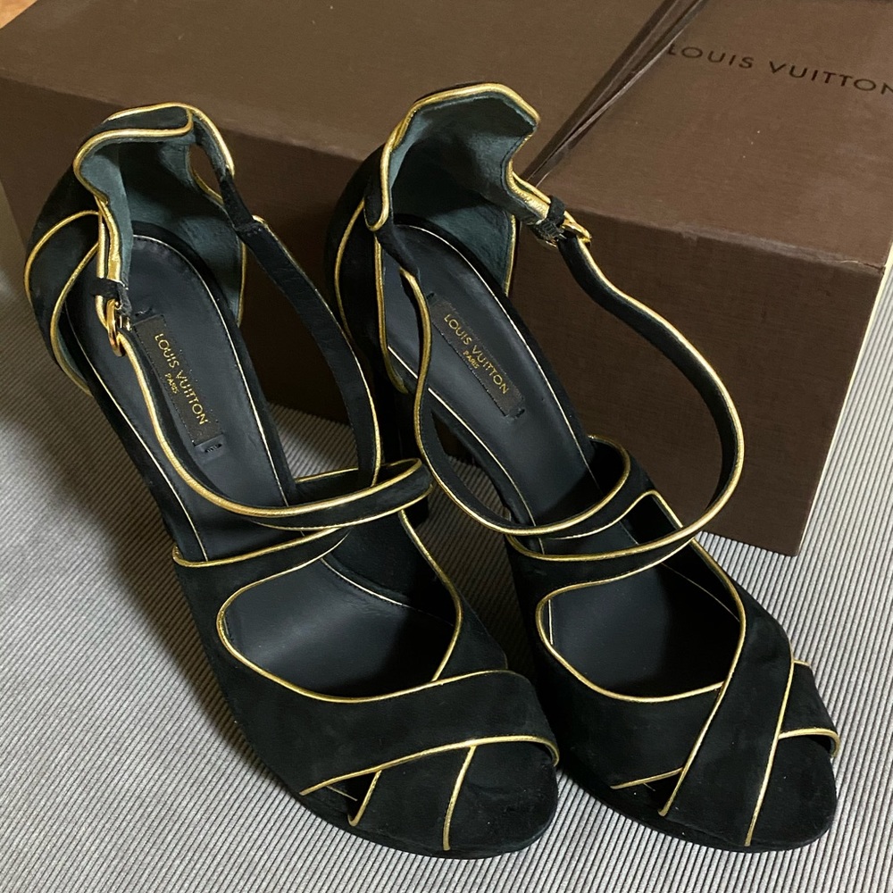 NEW! MINT CONDITION! Louis Vuitton Pumps Size 41
